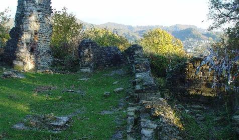 Руины византийского храма в Лоо