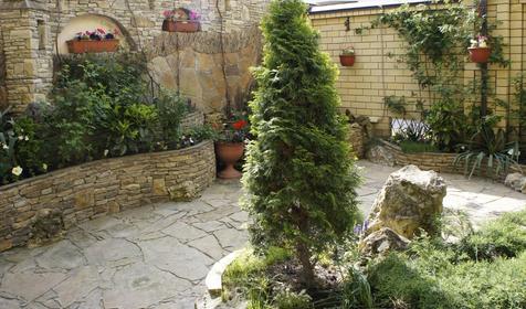 Двор гостевого дома Alfa (Альфа), г. Анапа