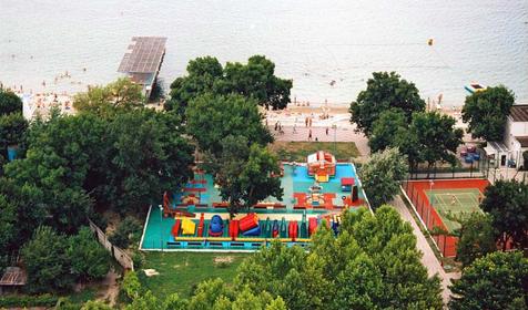 Вид на детскую площадку сверху, санаторий Голубая волна, г. Геленджик