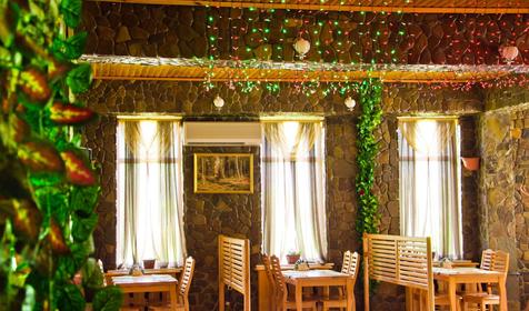 Зал ресторана. Территория. Ресторанно-гостиничный комплекс Очаровательная полянка, г. Горячий Ключ