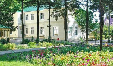 Фасад корпуса на нижней площадке ДОЛ Зеленый огонек, Туапсинский район, с. Дедеркой