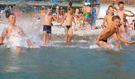 Морские купания детей в ДОЛ Зеленый огонек, Туапсинский район, с. Дедеркой