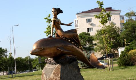 Скульптура "Девушка на дельфине", г. Новороссийск