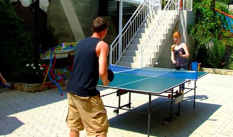 Теннисный стол во дворе гостиницы Чайка, Туапсинский район, c. Дедеркой