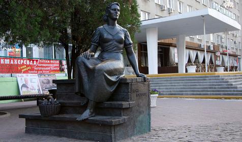 Памятник Нонне Мордюковой, г. Ейск