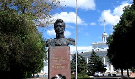 Памятник князю М.С. Воронцову у здания вокзала, г. Ейск