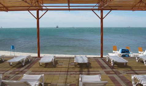 Теневой навес с шезлонгами. Оздоровительный комплекс Лазурный, г. Геленджик, с. Кабардинка