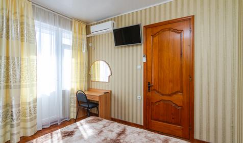 Двухкомнатный (изолированые комнаты) люкс с балконом. Гостевой дом Кристина, г. Геленджик, с. Кабардинка