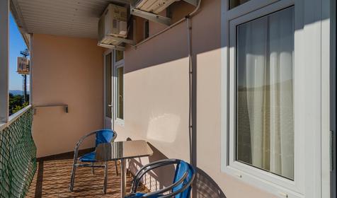 Двухкомнатный (изолированые комнаты) люкс с балконом. Гостевой дом Кристина, г. Геленджик, с. Кабардинка