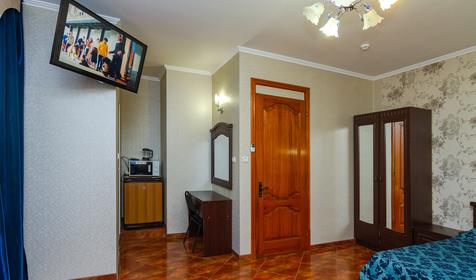 Трех-четырехместный (изолированые комнаты) с балконом и ванной комнатой. Гостевой дом Кристина, Геленджик, Кабардинка