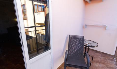 Трех-четырехместный (изолированые комнаты) с балконом и ванной комнатой. Гостевой дом Кристина, Геленджик, Кабардинка