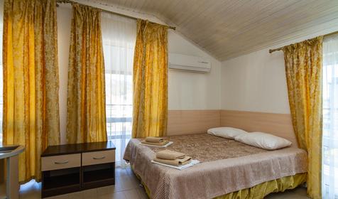 Трехместный комфорт с балконом. Отель Эллас, Сочи, Адлер