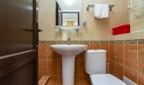 Трехместный комфорт с балконом. Отель Эллас, Сочи, Адлер