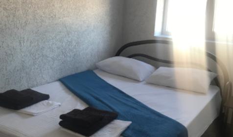 Четырехместная с балконом. Отель Лайт Четырехместная с балконом, Кучугуры