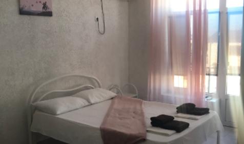 Двухместная розовая. Отель Двухместная розовая Бриз, Кучугуры