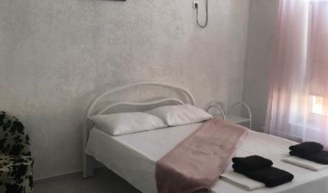 Двухместная розовая. Отель Двухместная розовая Бриз, Кучугуры