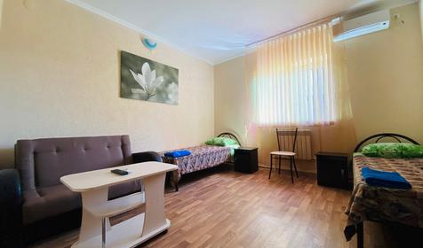 Трехместный с двумя односпальными кроватями и диваном