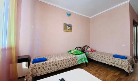 Трехместный с двумя односпальными кроватями и диваном