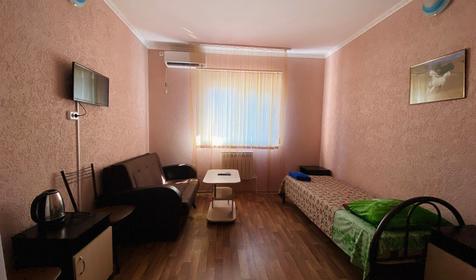 Трехместный с двумя односпальными кроватями и диваном