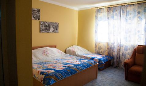 Комната для семьи из четырех человек с кухонной зоной