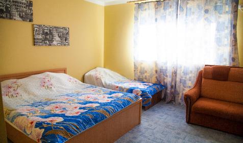 Комната для семьи из четырех человек с кухонной зоной