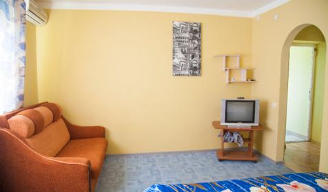 Комната для семьи из четырех человек с кухонной зоной