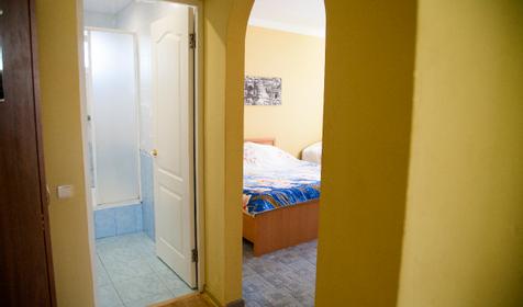 Комната для семьи из четырех человек с кухонной зоной