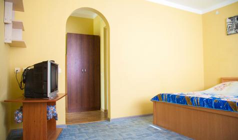 Комната для семьи из четырех человек с кухонной зоной