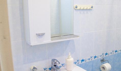 Комната для семьи из четырех человек с кухонной зоной