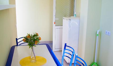 Комната для семьи из четырех человек с кухонной зоной