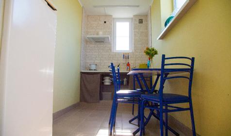 Комната для семьи из четырех человек с кухонной зоной