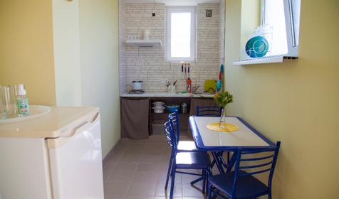 Комната для семьи из четырех человек с кухонной зоной