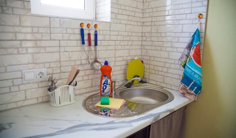 Комната для семьи из четырех человек с кухонной зоной