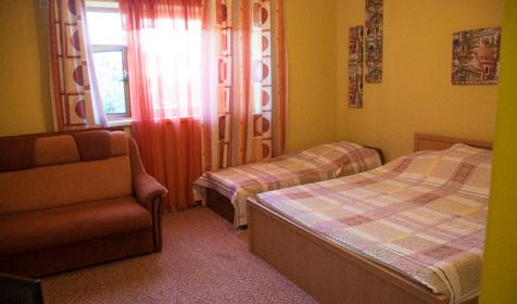 Комната для семьи из трех человек с кухонной зоной