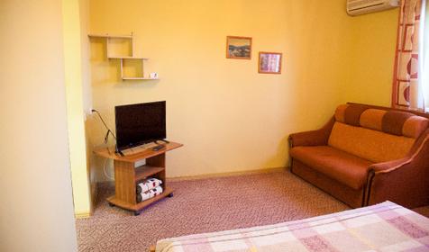 Комната для семьи из трех человек с кухонной зоной