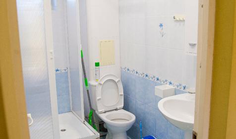 Комната для семьи из трех человек с кухонной зоной