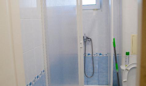 Комната для семьи из трех человек с кухонной зоной