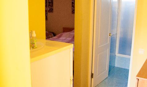 Комната для семьи из трех человек с кухонной зоной