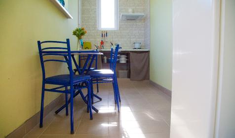 Комната для семьи из трех человек с кухонной зоной