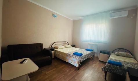 Трехместный с двуспальной и односпальной кроватями