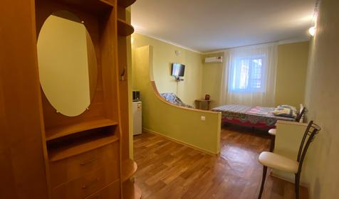 Трехместный с двуспальной кроватью и диваном