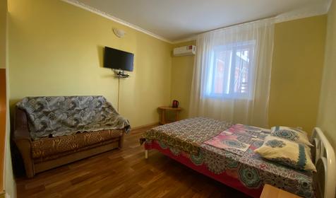 Трехместный с двуспальной кроватью и диваном