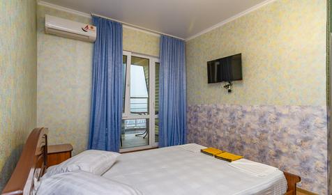 Трехместный с балконом и видом на море. Мини-гостиница Алые Паруса, Новомихайловский