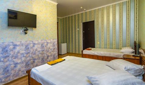 Трехместный с балконом и видом на море. Мини-гостиница Алые Паруса, Новомихайловский