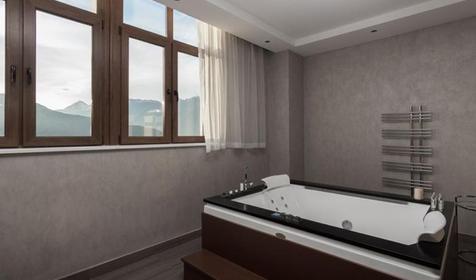 Улучшенный шестиместный с тремя спальнями и гостиной