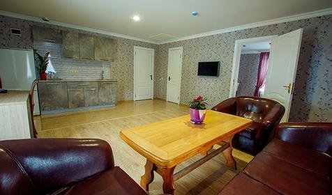 Люкс четырехместный двухкомнатный с балконом