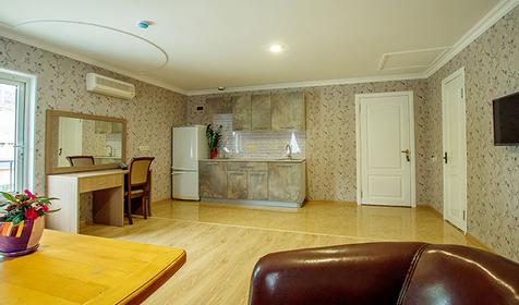 Люкс четырехместный двухкомнатный с балконом