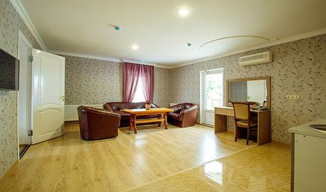 Люкс четырехместный двухкомнатный с балконом