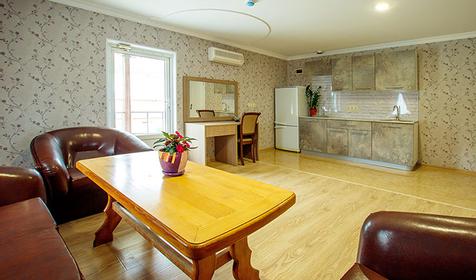 Люкс четырехместный двухкомнатный с балконом