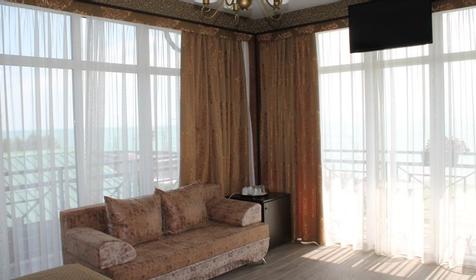 Люкс четырехместный (с балконом)